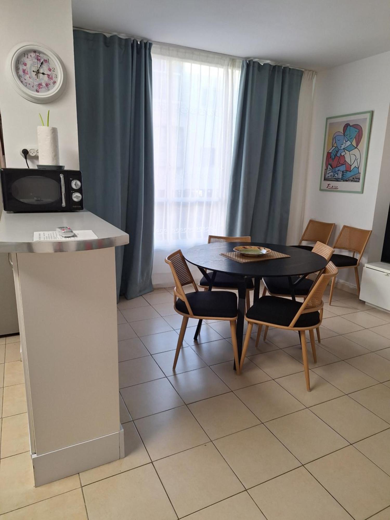 Amazing Apartment For 3 Guests Steps From The Beach Netanya Luaran gambar