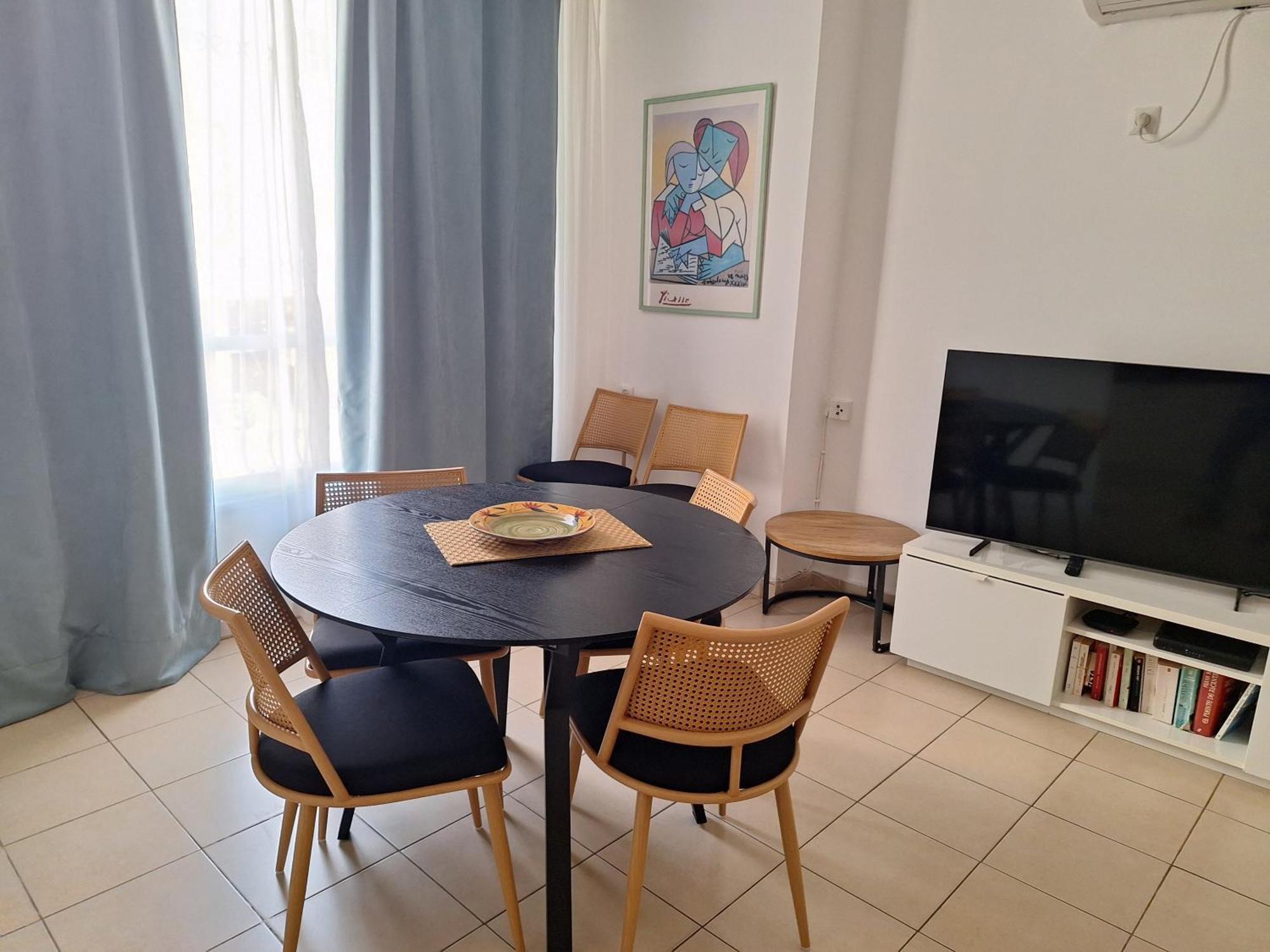Amazing Apartment For 3 Guests Steps From The Beach Netanya Luaran gambar