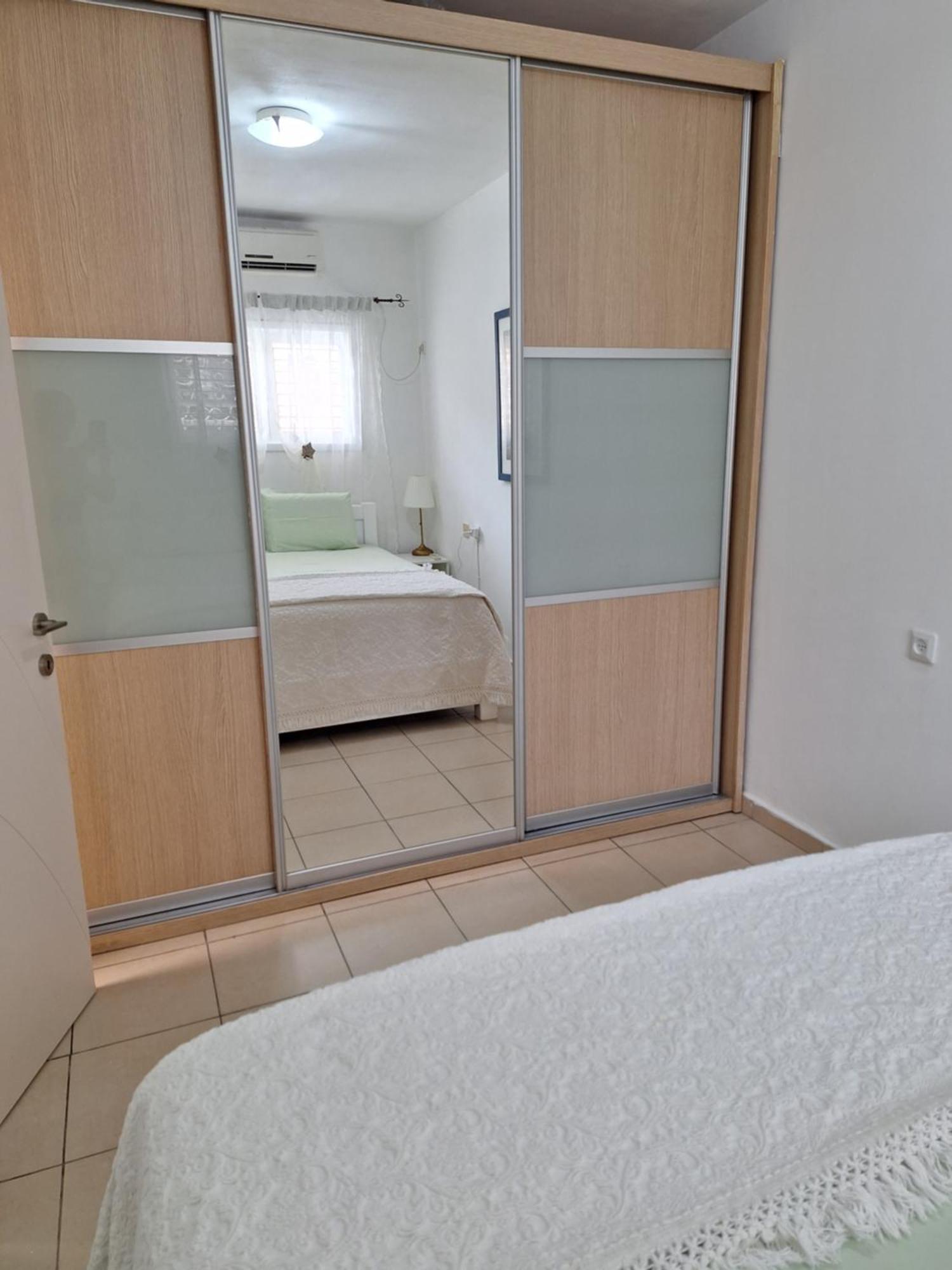 Amazing Apartment For 3 Guests Steps From The Beach Netanya Luaran gambar