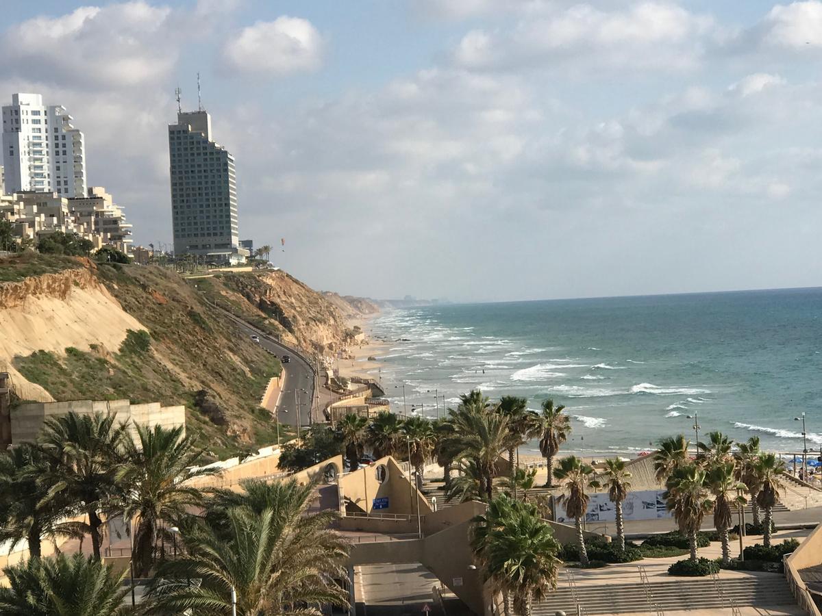 Amazing Apartment For 3 Guests Steps From The Beach Netanya Luaran gambar